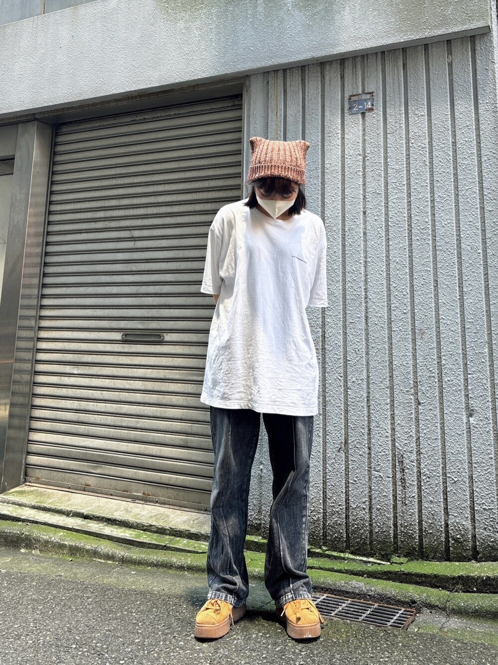 「韓国ファッション、夏服、猫耳、ネコミミ、ねこみみニット帽、override 、厚底シューズ、白Tシャツ、スニーカー、プチプラ」｜「LMCのWORKROOM TEE（Tシャツ/カットソー、ホワイト系）」を使った、ももさん（レディース・162cm）の夏コーディネートの1枚目の写真