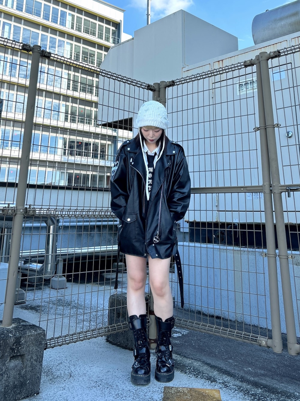 「Kaorinomori、kaorinomori、かきぶちももの、ニット、コラボレーション、ニット帽、秋コーデ、お出かけコーデ、ブーツ、override」｜「Dr. Martensのアイテム（ブーツ、ブラック系）」を使った、ももさん（レディース・162cm）の秋コーディネートの1枚目の写真