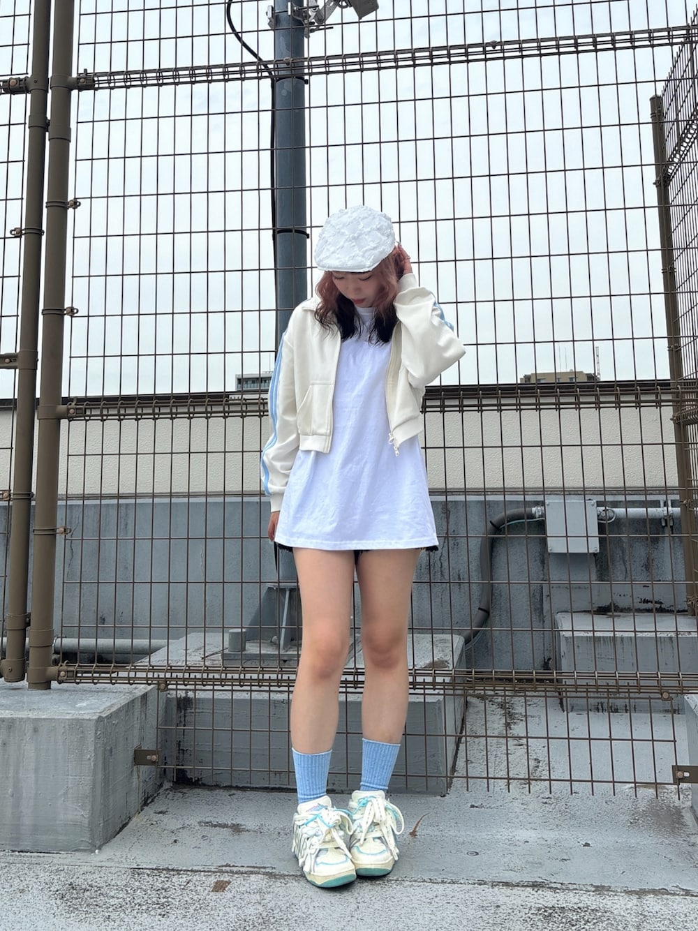 「白シャツ、スポーツミックス、ショートパンツ、kaorinomori、Kaorinomori、override、override 、OVERRIDE、韓国ブランド、ハンチング、ハンチング帽」｜「FANCY CLUBの【FANCY CLUB】REBIRTH OF HEAVEN TEE（Tシャツ/カットソー、ホワイト系）」を使った、ももさん（レディース・162cm）の春コーディネートの1枚目の写真