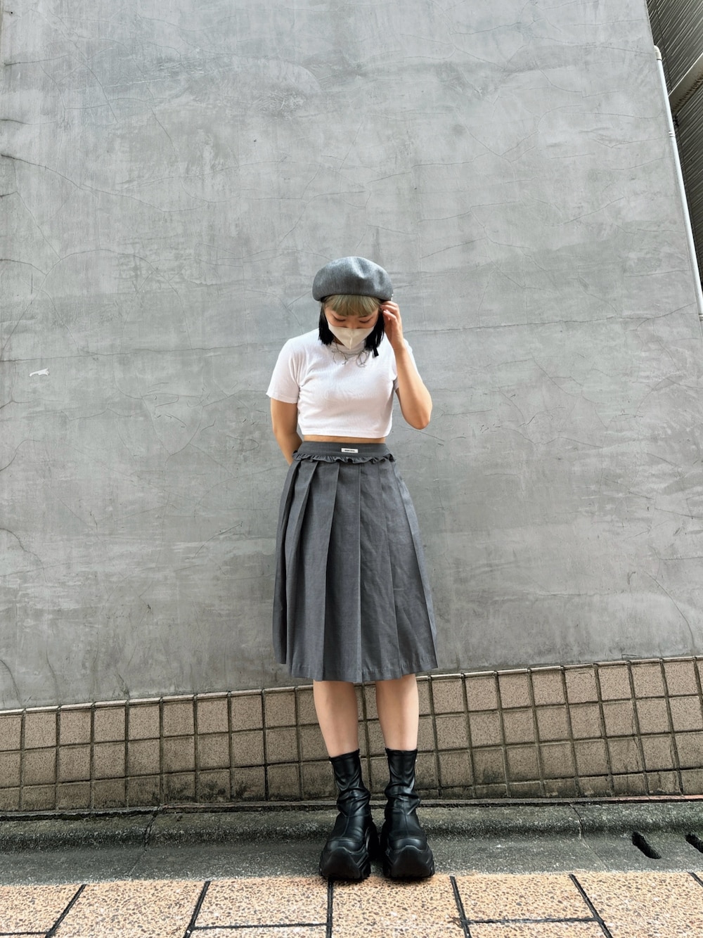 「韓国ファッション、プリーツスカート、ベレー帽、override、Chapeau d’ O、厚底ブーツ、韓国コーデ、秋服準備はじめました、お出かけコーデ、ロングスカート」｜「ZARAのアイテム（Tシャツ/カットソー、ホワイト系）」を使った、ももさん（レディース・162cm）の夏コーディネートの1枚目の写真