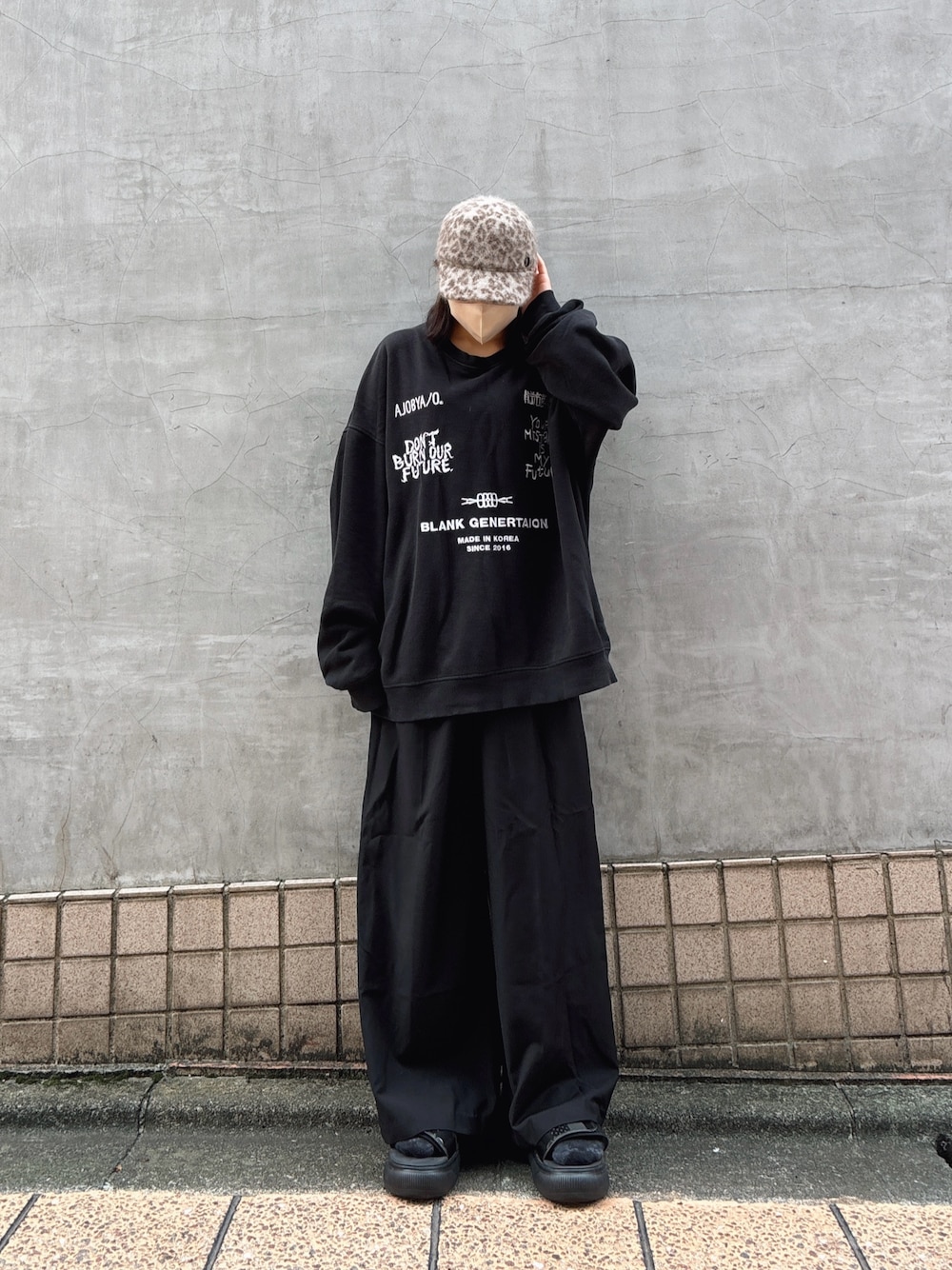 「秋コーデ、キャップ、ファーキャップ、アンゴラ、Chapeau d’ O、override、カジュアル、カジュアルコーデ、秋服、ゆるコーデ」｜「AJOBYAJOの【AJOBYAJO/アジョバイアジョ】Embroidered Logos Sweatshirt/エンボス ロゴスウェット MTM スローガンスウェット（スウェット、ブラック系）」を使った、ももさん（レディース・162cm）の秋コーディネートの1枚目の写真