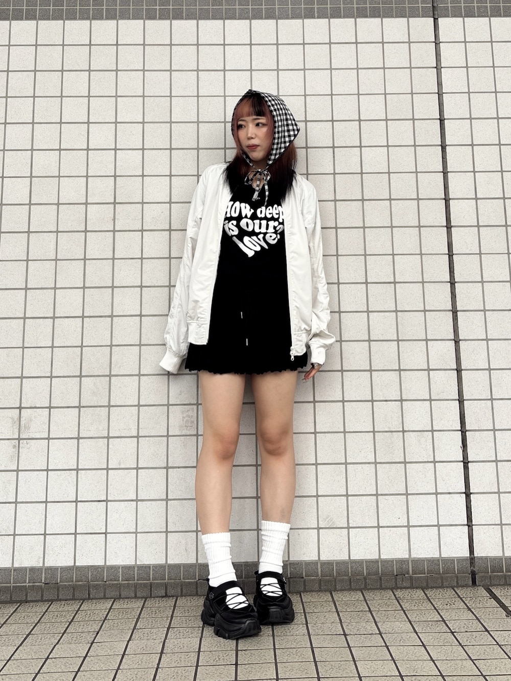 「バブーシュカ、カジュアル、カジュアルコーデ、韓国ファッション、韓国ブランド、override、override 、OVERRIDE、ミニスカート、プチプラ」｜「LUVISTRUEのCL LUV TEE（Tシャツ/カットソー、ブラック系）」を使った、ももさん（レディース・162cm）の春コーディネートの1枚目の写真