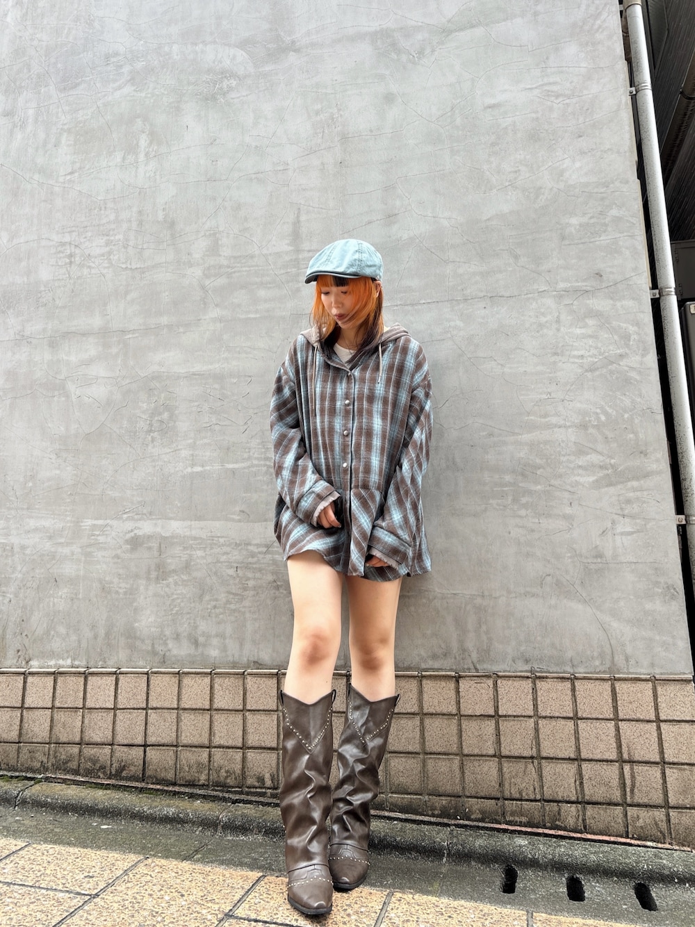 「ラフコーデ、春カラー、おでかけコーデ、ロングブーツ、override、override 、OVERRIDE、ハンチング、ハンチング帽、ハンチングコーデ」｜「Darichのフードドッキングチェックルーズシャツ（シャツ/ブラウス、ブラウン系）」を使った、ももさん（レディース・162cm）の春コーディネートの1枚目の写真