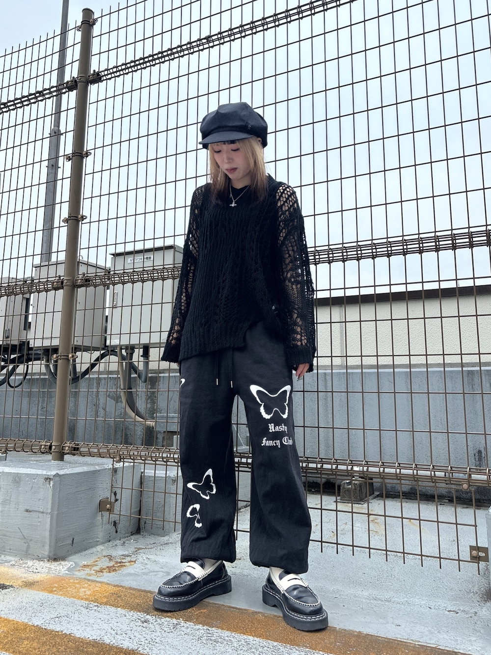 「override 、override、OVERRIDE、arth、キャスケット、キャスケットコーデ、モノトーン、モノトーンコーデ、スウェット、スウェットパンツ、ローファー」｜「FANCY CLUBのA'GEM/9 × .kom『NASTY FANCY CLUB/ナスティーファンシークラブ』/NAVID JOGRER SWEATPANTS/ジョガースウェットパンツ（スウェットパンツ、ブラック系）」を使った、ももさん（レディース・162cm）の春コーディネートの1枚目の写真
