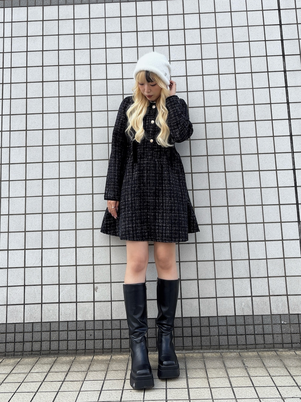 その他のワンピース、ブラック系のブーツ、ホワイト系のハットを着用したレディースの秋コーディネートの1枚目の写真