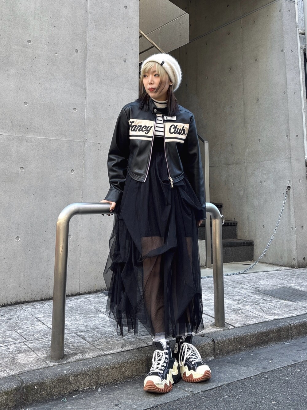 「冬コーデ、クリスマスに着たい服、秋冬コーデ、ニットコーデ、モノトーン、冬のコーデ、チュール、override 、Chapeau d’ O、ビーニー、ベレー帽」｜「Chicoのアイテム（スカート、ブラック系）」を使った、ももさん（レディース・162cm）の冬コーディネートの1枚目の写真