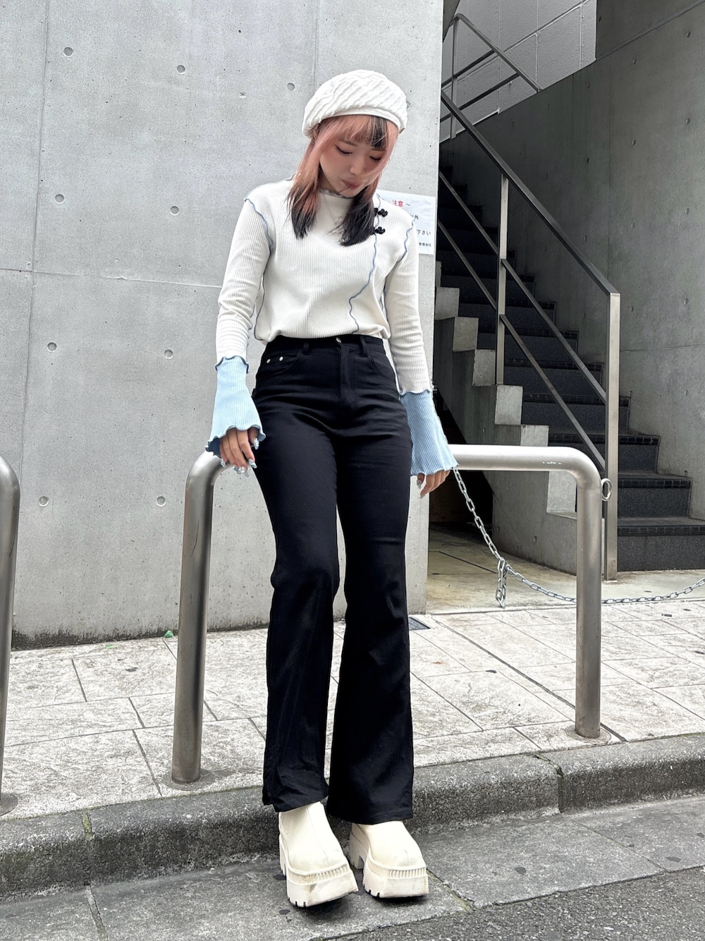 「デニム、厚底ブーツ、フレアパンツ、kaorinomori、Kaorinomori、ベレー帽、ベレー、カジュアル、カジュアルコーデ、カジュアルスタイル」｜「Lallanaのポケットフリルパンツ（デニムパンツ、ブラック系）」を使った、ももさん（レディース・162cm）の春コーディネートの1枚目の写真