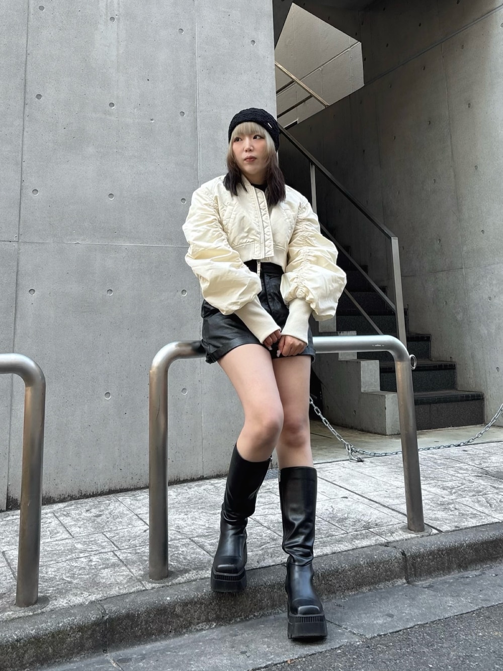 「春先取り、パンツコーデ、ショートパンツ、モノトーン、ロングブーツ、ビーニー、レース、kaorinomori、Kaorinomori、override、override 、OVERRIDE」｜「GRLのフェイクレザーショートパンツ（その他パンツ、ブラック系）」を使った、ももさん（レディース・162cm）の冬コーディネートの1枚目の写真