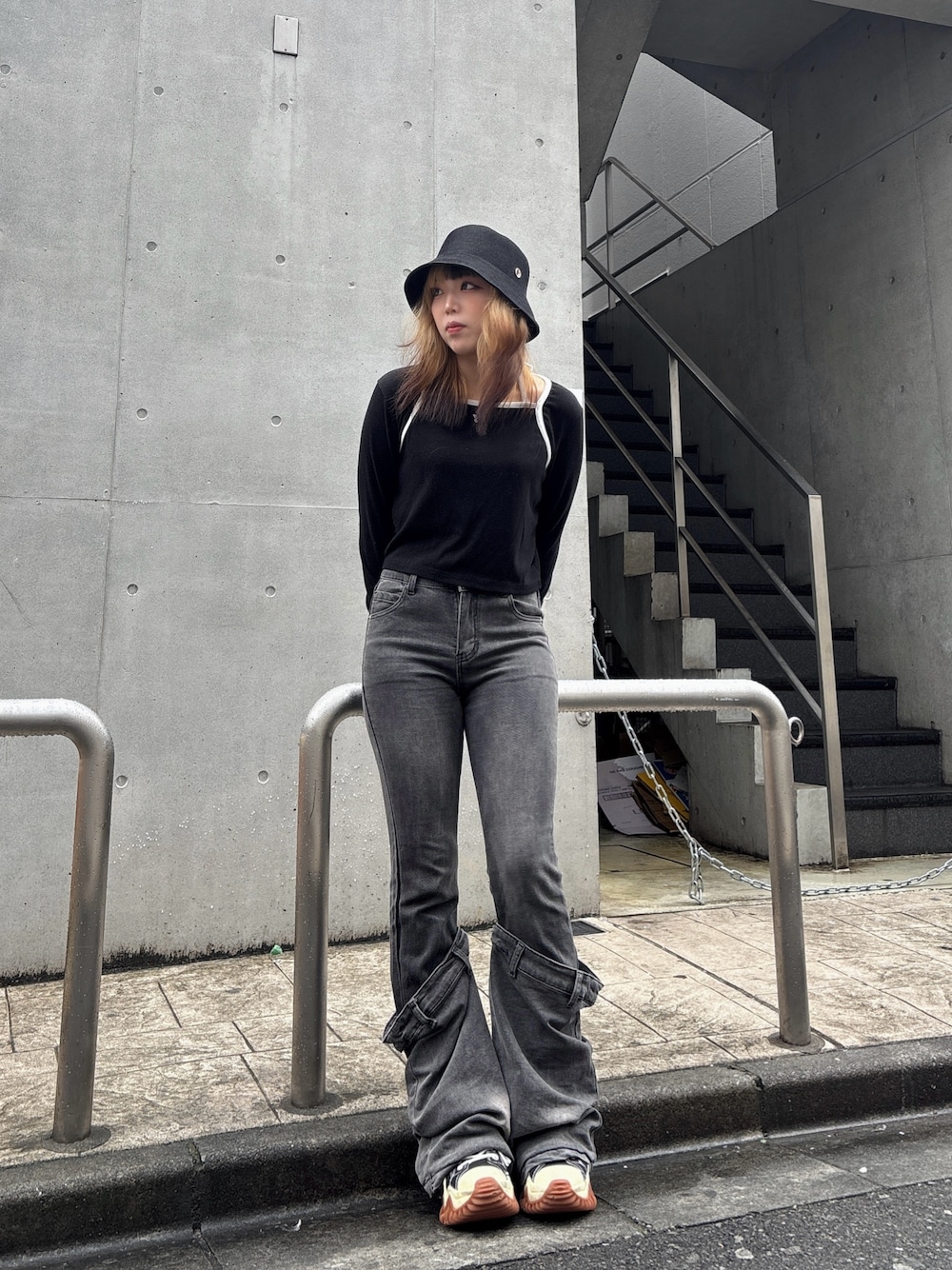 「韓国ファッション、春夏コーデ、デニム、デニムパンツ、Chapeau d’ O、override、override 、OVERRIDE、スニーカー、厚底シューズ」｜「me+em selectの【 ３size 】レッグカバーワイドロールアップストレッチブラックデニム ／ leg cover wide roll-up stretch black denim（デニムパンツ、ブラック系）」を使った、ももさん（レディース・162cm）の春コーディネートの1枚目の写真