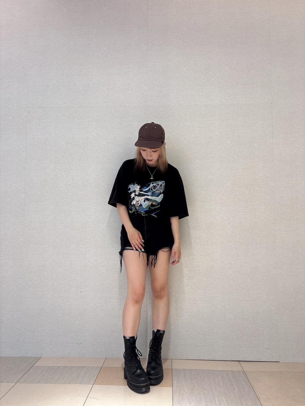 「韓国ファッション、夏服、Tシャツコーデ、夏コーデ、arth、override 、override、OVERRIDE、ショートパンツ、厚底ブーツ、ブーツ」｜「SUNDAYOFFCLUBの【SUNDAY OFF CLUB/サンデーオフクラブ】Deathfire grasp short sleeve tee/プリントT 半袖Tシャツ（Tシャツ/カットソー、ブラック系）」を使った、ももさん（レディース・162cm）の春コーディネートの1枚目の写真