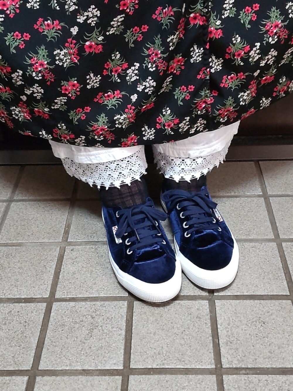 「ワンピース、カシュクールワンピース、ペチパンツ、帽子×メガネ、リボン付きハット、スペルガ、UTme!、休日コーデ、ootd、春コーデ」｜「SUPERGAのアイテム（スニーカー、ブルー系）」を使った、るふなさん（レディース・152cm）の春コーディネートの1枚目の写真