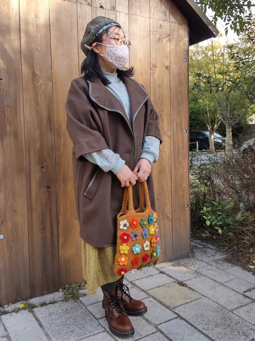 「休日コーデ、オトナカジュアル、Dr.Martens、ドルマンスリーブコート、フェルトバッグ」｜「KBFのアイテム（その他アウター、グリーン系）」を使った、るふなさん（レディース・152cm）の冬コーディネートの1枚目の写真