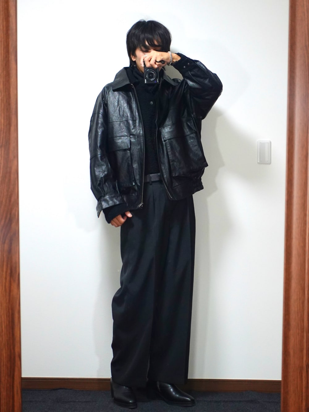 ブラック系のニット/セーター、ブラック系のブルゾン、ブラック系のTシャツ/カットソーを着用したメンズの冬コーディネートの1枚目の写真