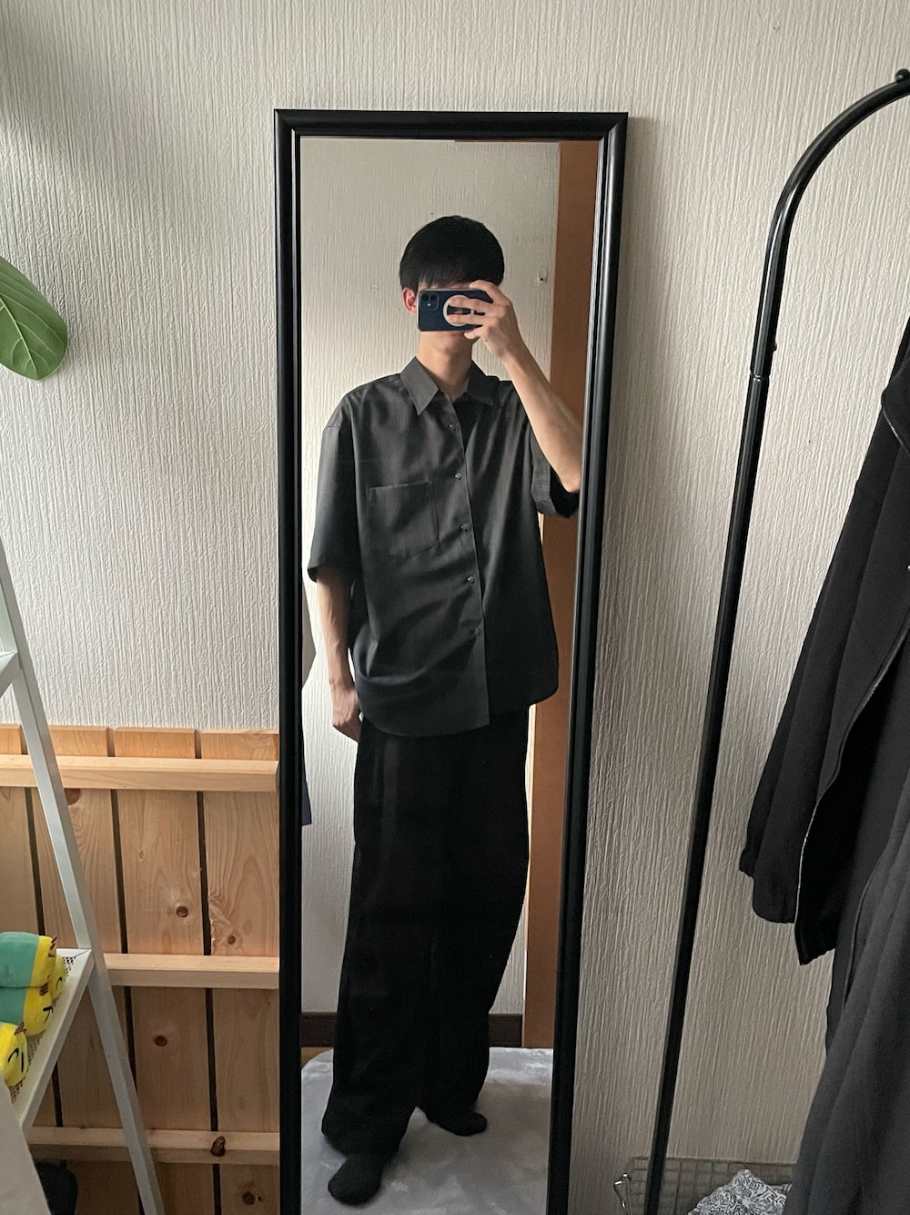 「秋服まるっと大公開、大人カジュアル、秋、カジュアルコーデ、秋服コーデ、オーバーサイズ、モノトーン、おしゃれさんと繋がりたい、秋冬コーデ、シンプルコーデ、ブラック、LIDNM、リドム、シャツコーデ、お出かけコーデ」｜「LIDNMのアイテム（トップス、ブラック系）」を使った、☺︎kazuya☺︎さん（メンズ・175cm）の秋コーディネートの1枚目の写真