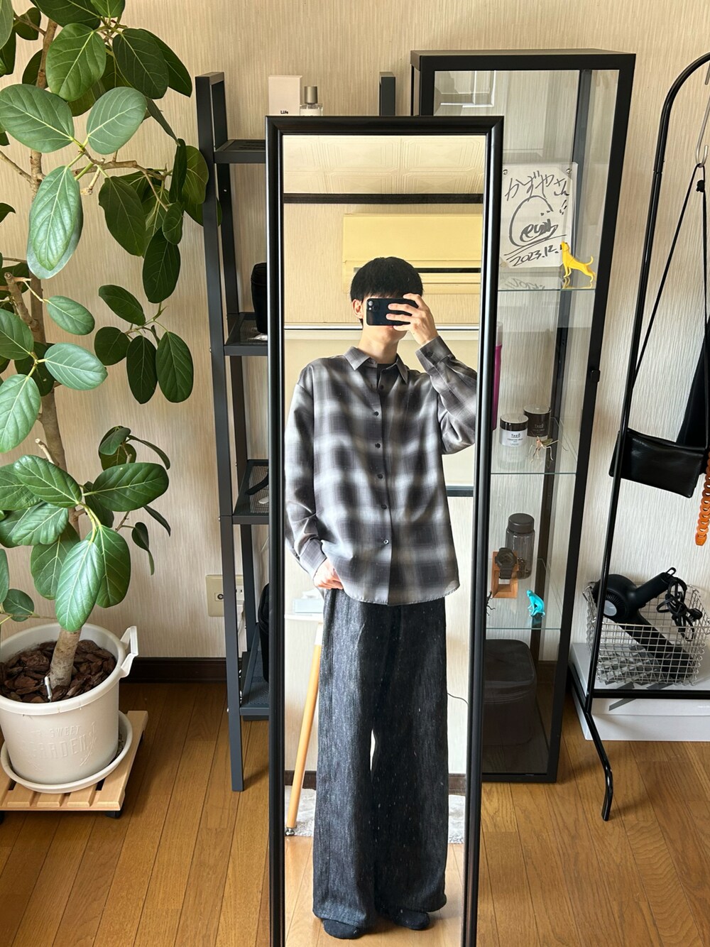 「モノトーン、プチプラ、シャツ好き集まれ、休日スタイル、シンプルスタイル、きれいめカジュアル、メンズファッション、いいね、save、フォローお願いします🤑、オトナカジュアル、お洒落さんとつながりたい、メガネ男子、シャツスタイル、大人カジュアル、初夏コーデ、ファッションの力を信じよう」｜「LIDNMのXX SLUB BAGGY DENIM（デニムパンツ、ブラック系）」を使った、☺︎kazuya☺︎さん（メンズ・175cm）の夏コーディネートの1枚目の写真