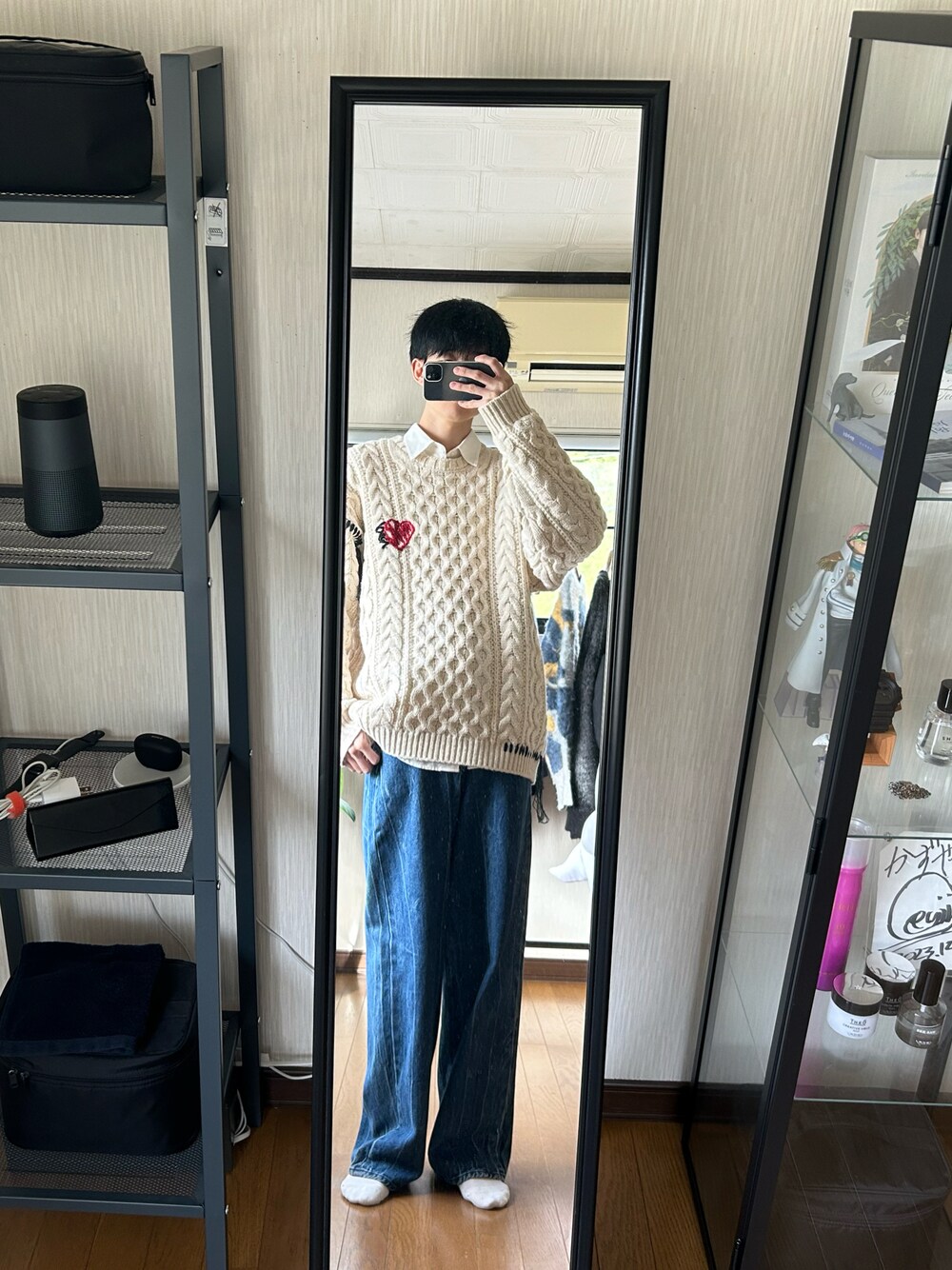 「最近のいい感じコーデ、シンプルコーデ、おでかけコーデ、休日コーデ、おしゃれさんと繋がりたい、メンズコーデ、ニットコーデ、いいね、save、フォローお願いします🤑、大人カジュアル、kaoyorinakami、LIDNM、coen、白シャツ、ニット、デニム」｜「kaoyorinakamiのアイテム（ニット/セーター、ホワイト系）」を使った、☺︎kazuya☺︎さん（メンズ・175cm）の秋コーディネートの1枚目の写真