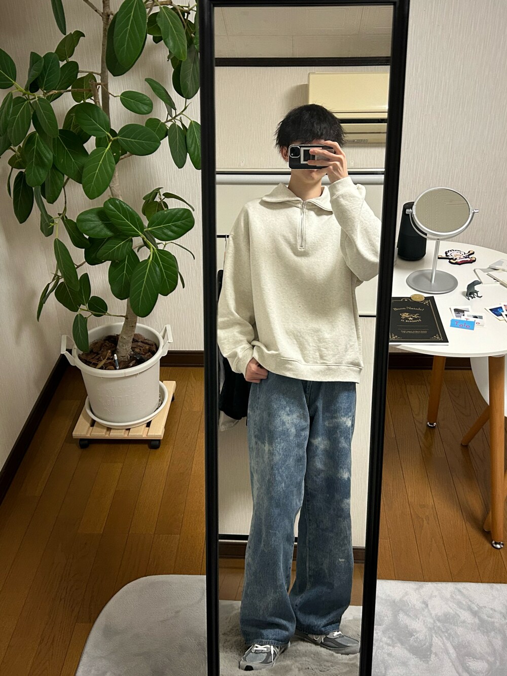 「似合うラボに行こう、休日スタイル、オーバーサイズ、シンプル、休日コーデ、デニム、春夏コーデ、お出かけコーデ、春、今日のコーデ、大人ファッション、ニューバランス、LIDnM、WYM、スニーカー」｜「LIDNMのSUNBURN FADED DENIM（デニムパンツ、ブルー系）」を使った、☺︎kazuya☺︎さん（メンズ・175cm）の春コーディネートの1枚目の写真