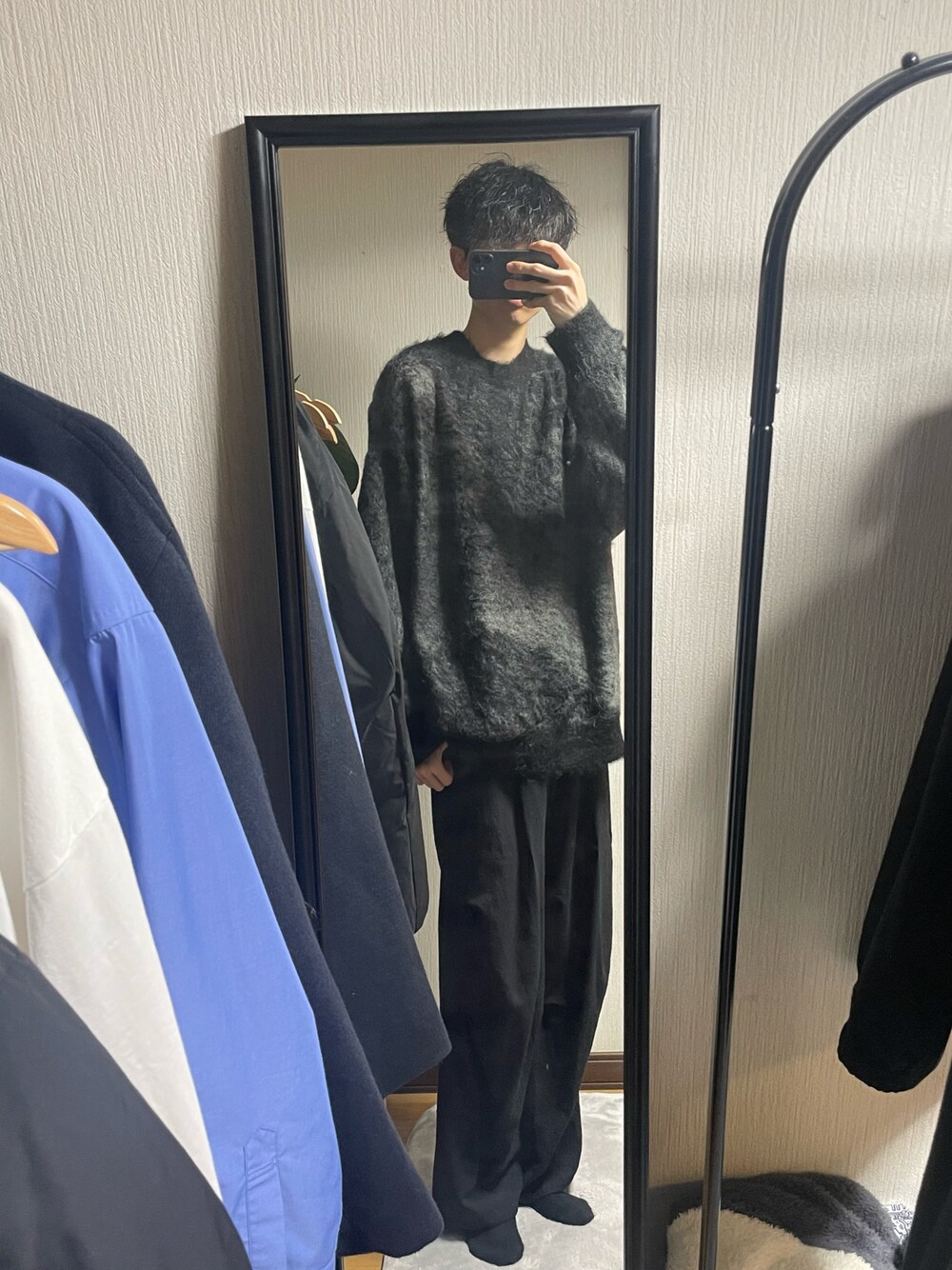 「ファッションを楽しもう、秋冬コーデ、大人カジュアル、シンプルコーデ、お洒落さんとつながりたい、カジュアル、大人コーデ、冬、休日スタイル、いいね、save、フォローお願いします🤑、ニット、ストリートコーデ、カジュアルコーデ、きれいめカジュアル、黒コーデ」｜「WYM LIDNMのMOHAIR BLEND JACQUARD SHAGGY KNIT（ニット/セーター、グレー系）」を使った、☺︎kazuya☺︎さん（メンズ・175cm）の秋コーディネートの1枚目の写真