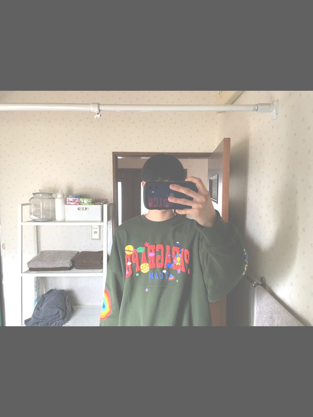 「パラグラフ、Paragraph、春コーデ、おしゃれさんと繋がりたい、ゆるコーデ、スウェット、グリーン、ひさしぶりの投稿、いいね、save、フォローお願いします🤑」｜「Paragraphの【Paragraph/パラグラフ】 SMILE HAPPY MTM/スマイルカレッジロゴスウェット/ユニセックス（スウェット、グリーン系）」を使った、☺︎kazuya☺︎さん（メンズ・176cm）の冬コーディネートの1枚目の写真