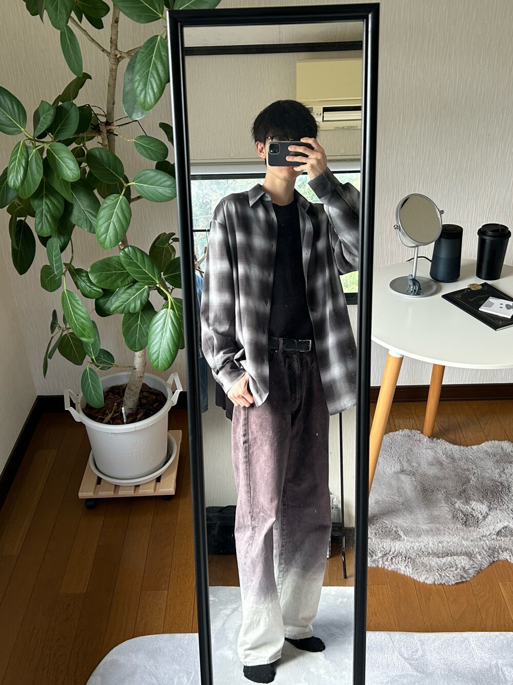 「春のNewスタイル、春服コーデ、休日スタイル、ファッションを楽しもう、春ファッション、メガネ男子、ブラック、シャツスタイル、お出かけコーデ、GU、春服、メンズファッション、デニムコーデ、ニット、ユニクロ」｜「LIDNMのLIDNM デニム博多限定（パンツ、ブラック系）」を使った、☺︎kazuya☺︎さん（メンズ・175cm）の春コーディネートの1枚目の写真