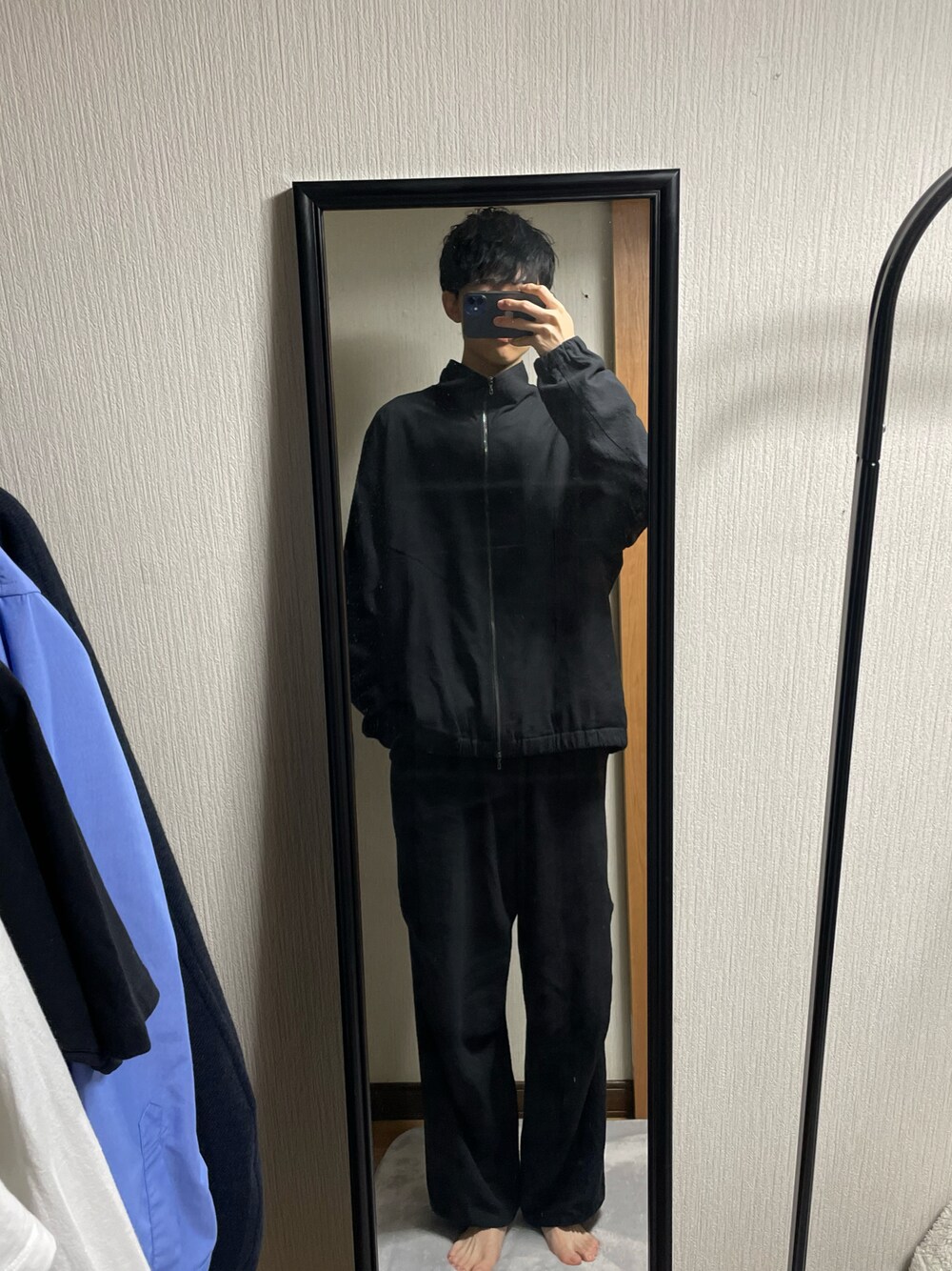 「ファッションを楽しもう、セットアップ、秋冬コーデ、休日コーデ、今日のコーデ、おしゃれさんと繋がりたい、シンプルコーデ、秋服、オトナカジュアル、黒、リドム、LIDnM、シンプルスタイル、シンプル」｜「WYM LIDNMのHI TWISTED GABA WIDE TUCK SLACKS（スラックス、ブラック系）」を使った、☺︎kazuya☺︎さん（メンズ・175cm）の秋コーディネートの1枚目の写真