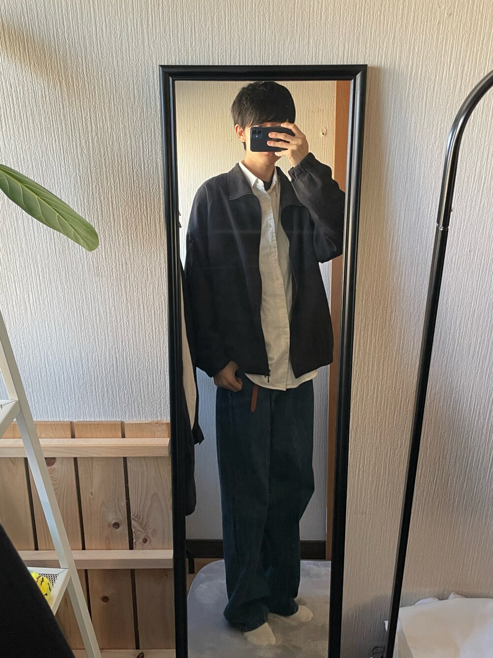 「重ね着ベストシーズン、秋服、休日コーデ、秋のコーデ、おしゃれさんと繋がりたい、カジュアルコーデ、シンプルスタイル、メンズコーデ、秋コーデ、きれいめカジュアル、大人カジュアル、大人コーデ、LIDnM、WYM、coen」｜「LIDNMのSILK RAYON TRACK JACKET（その他アウター、ブラック系）」を使った、☺︎kazuya☺︎さん（メンズ・175cm）の秋コーディネートの1枚目の写真