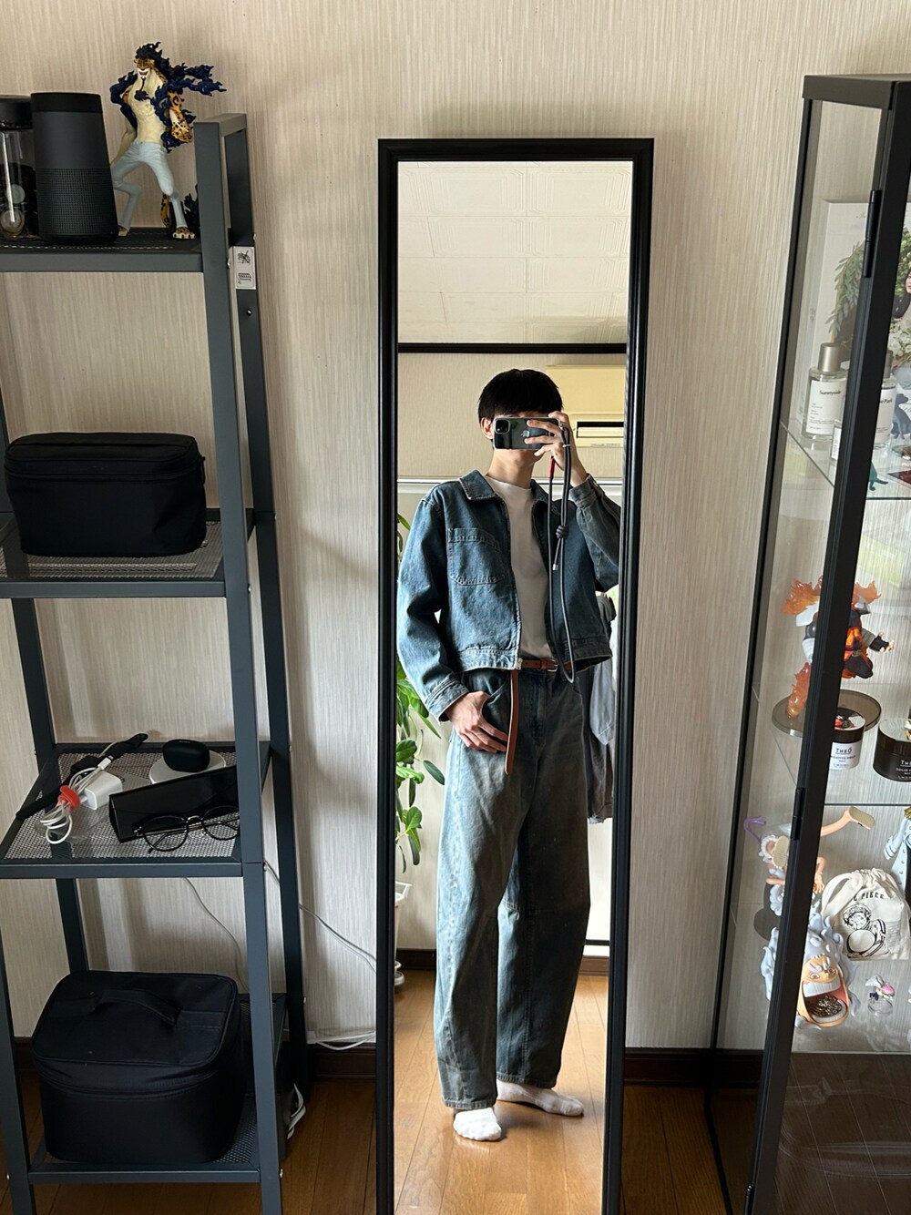 ブルー系のジャケット/アウター、ブルー系のデニムパンツ、ブラウン系のベルトを着用したメンズの秋コーディネートの1枚目の写真