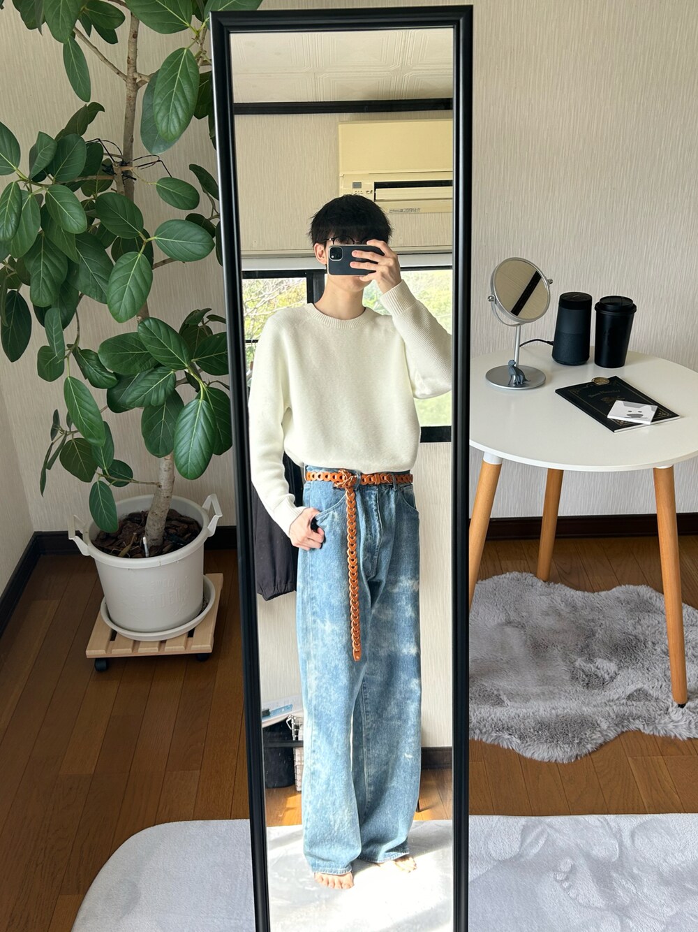 「春のNewスタイル、メンズコーデ、レイヤードスタイル、春、シンプルコーデ、ストリート、シンプル、デニム、大人コーデ、おしゃれさんと繋がりたい、ニット、休日スタイル、ファッションを楽しもう、春服コーデ、いいね、save、フォローお願いします🤑」｜「LIDNMのSUNBURN FADED DENIM（デニムパンツ、ブルー系）」を使った、☺︎kazuya☺︎さん（メンズ・175cm）の春コーディネートの1枚目の写真