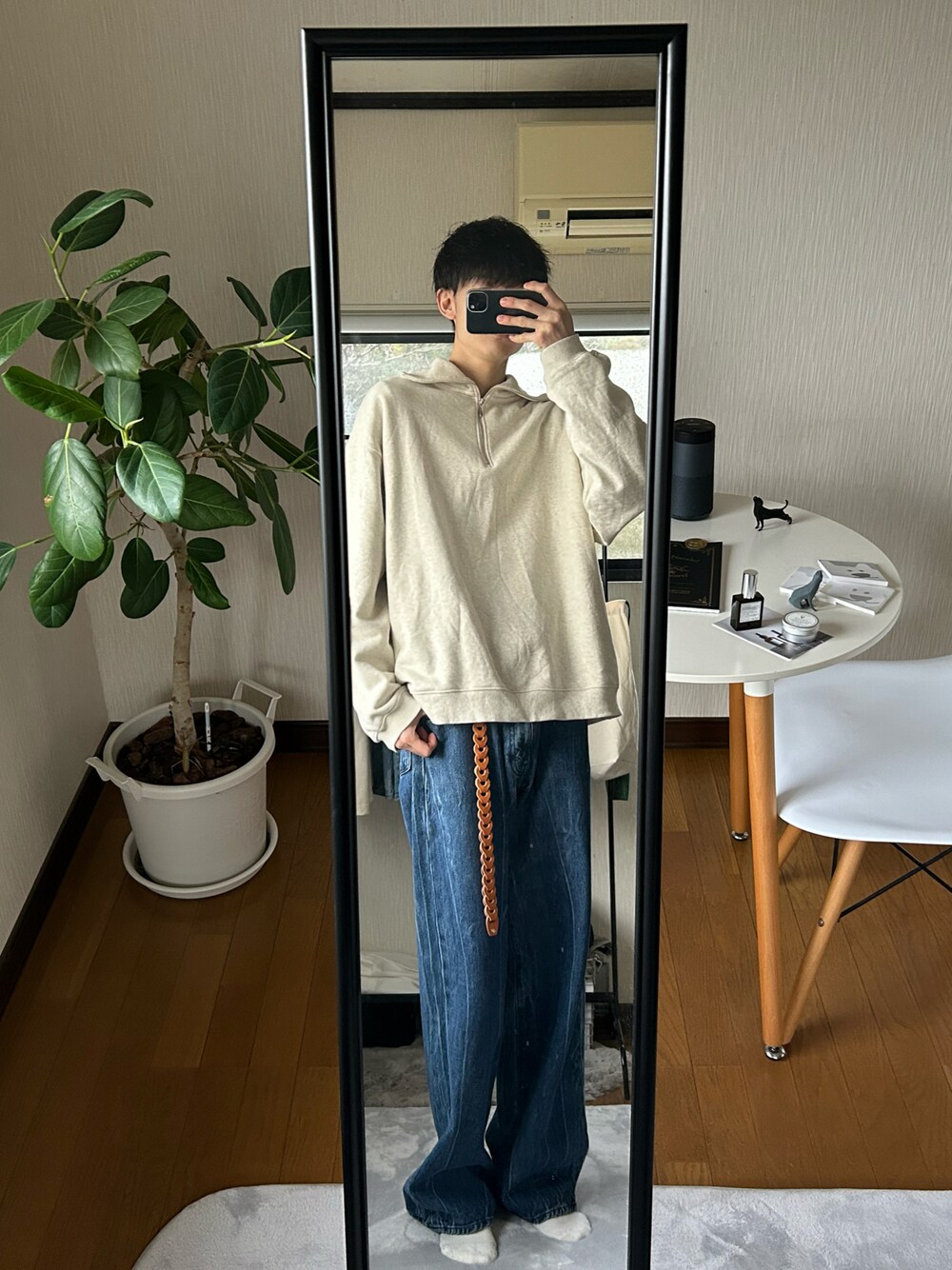 「シンプルコーデ、大人カジュアル、きれいめカジュアル、休日スタイル、秋冬コーデ、おしゃれさんと繋がりたい、メンズファッション、大人コーデ、今日のコーデ、ハーフジップ、ファッションを楽しもう、WYM、WYM LIDNM、LIDnM、シンプル」｜「WYM LIDNMのHALF ZIP HEAVY WEIGHT SWEAT（スウェット、グレー系）」を使った、☺︎kazuya☺︎さん（メンズ・175cm）の冬コーディネートの1枚目の写真