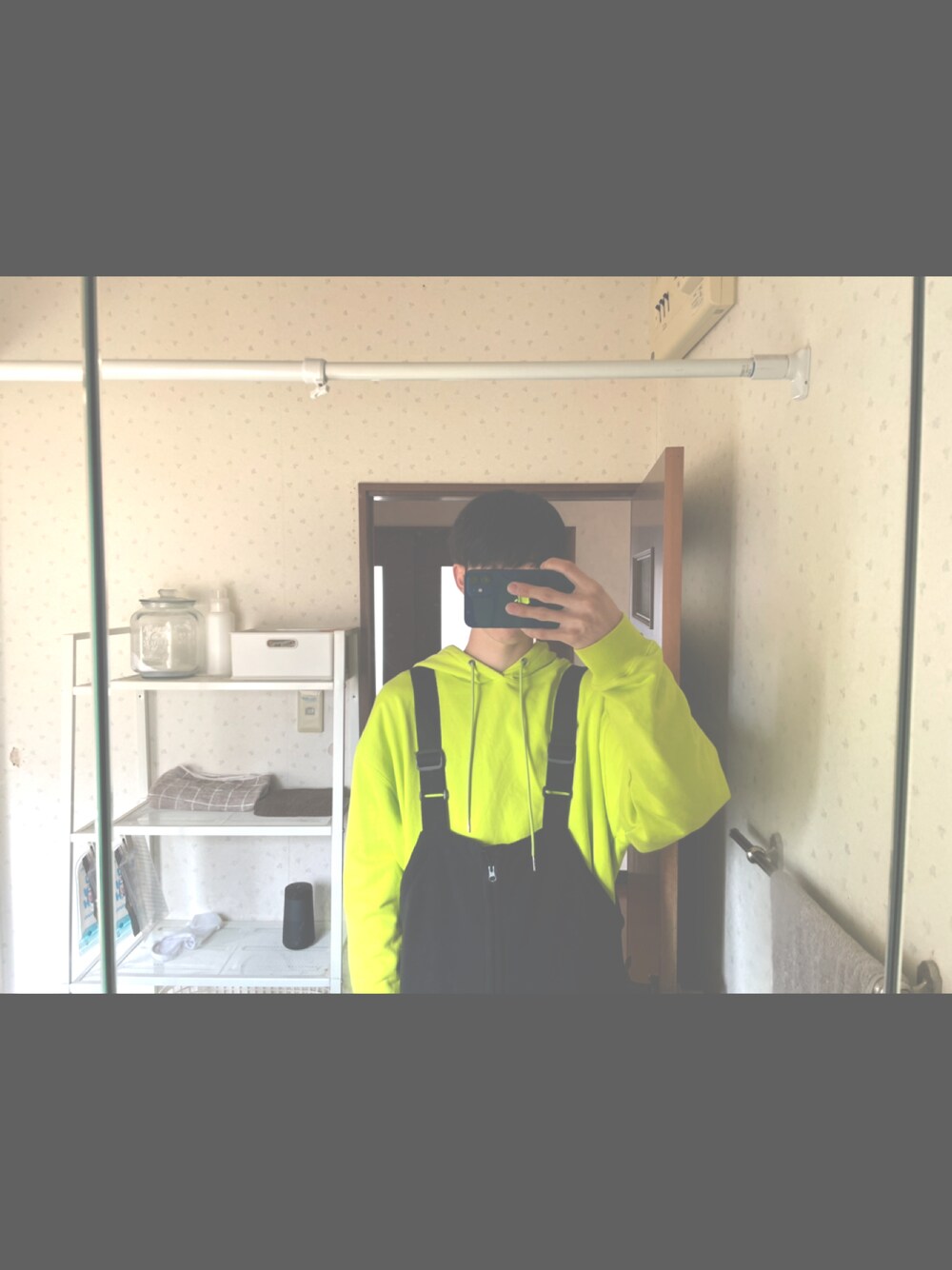 「あったかコーデ、おしゃれさんと繋がりたい、OY、niko and ...、オーバーオール、私の推しブランド、ストリート、黒、カジュアル、シンプル」｜「OYの『OY/オーワイ』SKETCH LOGO HOODIE/スケッチロゴ フーディー プルオーバーパーカー（パーカー、イエロー系）」を使った、☺︎kazuya☺︎さん（メンズ・176cm）の冬コーディネートの1枚目の写真
