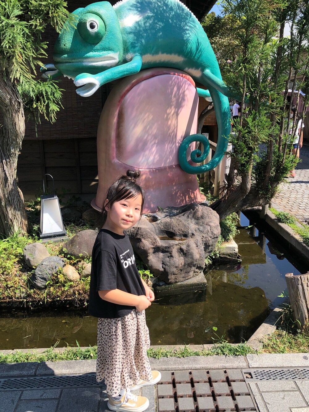 「休日スタイル、カジュアルコーデ、女の子、スニーカー、キッズファッション、ベージュ、シンプルコーデ、秋服準備はじめました、VANS、おしゃれさんと繋がりたい」｜「GLOBAL WORKの【キッズ】ガラプリーツスカート/845641（スカート、ベージュ系）」を使った、こったんさん（キッズ・120cm）の秋コーディネートの1枚目の写真