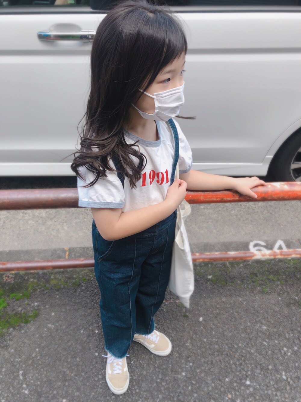 「休日コーデ、シンプルコーデ、キッズコーデ、VANS、お洒落さんとつながりたい、小学生ファッション」｜「VANSのVANS ヴァンズ V36CJ　OLD SKOOL(14-22) BEIGE（スニーカー、ベージュ系）」を使った、こったんさん（キッズ・120cm）の秋コーディネートの1枚目の写真