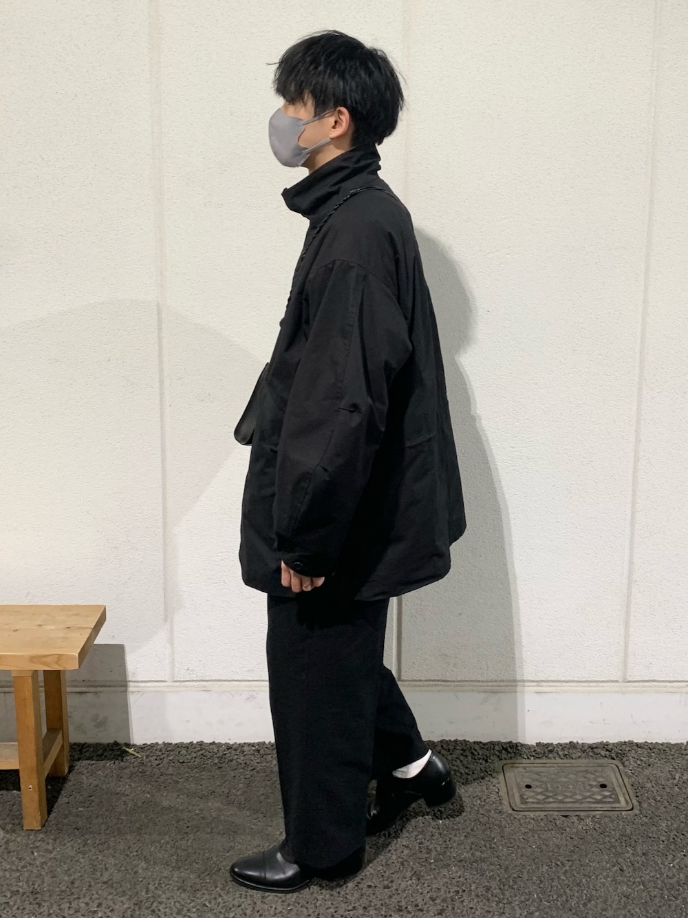 「オールブラック、きれいめカジュアル、モード、ATON、stein、LAD MUSICIAN、キレイめ、ワイドパンツ、革靴、シンプル」｜「ATONのアイテム（ミリタリージャケット、ブラック系）」を使った、Reimaさん（メンズ・175cm）の冬コーディネートの1枚目の写真