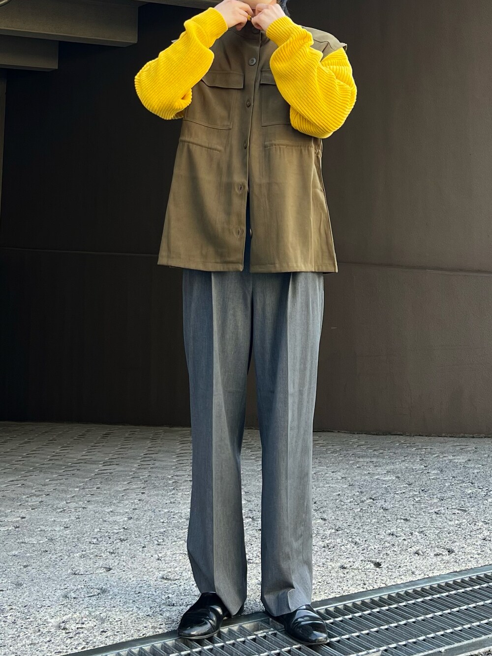 「春服デビュー宣言、ミリタリーコーデ、ミリタリー、ジレ、ベスト、スラックス、タックワイドパンツ、春服、春コーデ、オトナカジュアル、カジュアルコーデ、きれいめカジュアル、綺麗めコーデ」｜「しまむらのアイテム（ベスト、グリーン系）」を使った、だいさん（メンズ・177cm）の春コーディネートの1枚目の写真