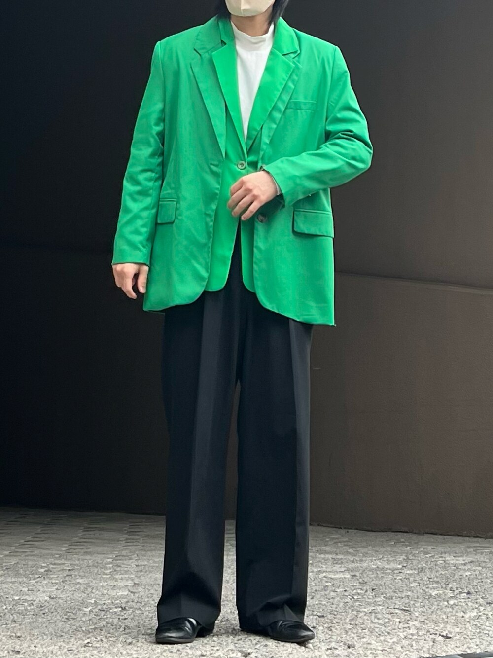 「春服デビュー宣言、春服、春服コーデ、春コーデ、ジャケット、ジャケットスタイル、カラーコーデ、カラージャケット、スラックス、マルジェラ、綺麗めコーデ、綺麗めカジュアル」｜「Bershkaのアイテム（テーラードジャケット、グリーン系）」を使った、だいさん（メンズ・177cm）の春コーディネートの1枚目の写真