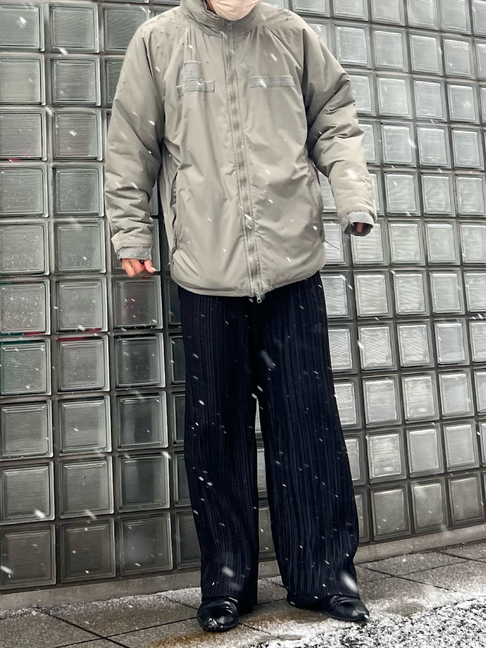 「春服デビュー宣言、ダウンコーデ、ECWCS、ecwcs level7、プリーツパンツ、オトナカジュアル、きれいめカジュアル、春服」｜「EMMA CLOTHESのプリーツワイドテーパードリラックスイージーパンツ/ワイドパンツ ワンマイルウェア EMMA CLOTHES（その他パンツ、ブラック系）」を使った、だいさん（メンズ・177cm）の春コーディネートの1枚目の写真