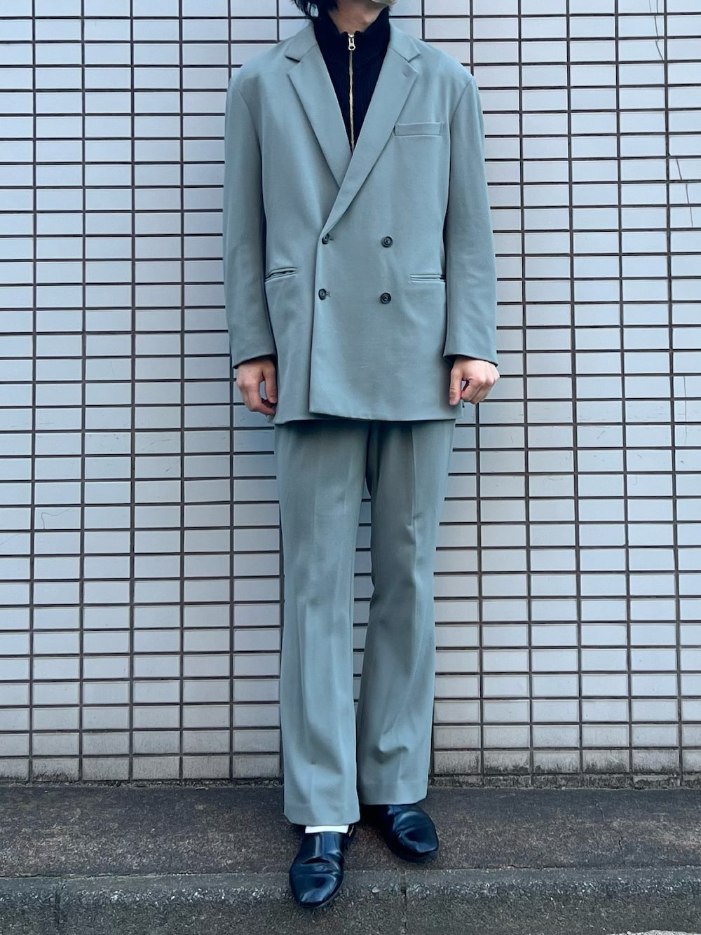 「成人式、セットアップ、ジャケット、テーラードジャケット、スラックス、フレアパンツ、オーバーサイズ、綺麗めコーデ、韓国、秋冬コーデ、冬コーデ、ドライバーズニット」｜「FREAK'S STOREのFREAK'S STORE/フリークスストア 【洗えるニット】畔編み ジップニットベスト/ニットベスト/ドライバーズベスト（ベスト、ブラック系）」を使った、だいさん（メンズ・177cm）の冬コーディネートの1枚目の写真