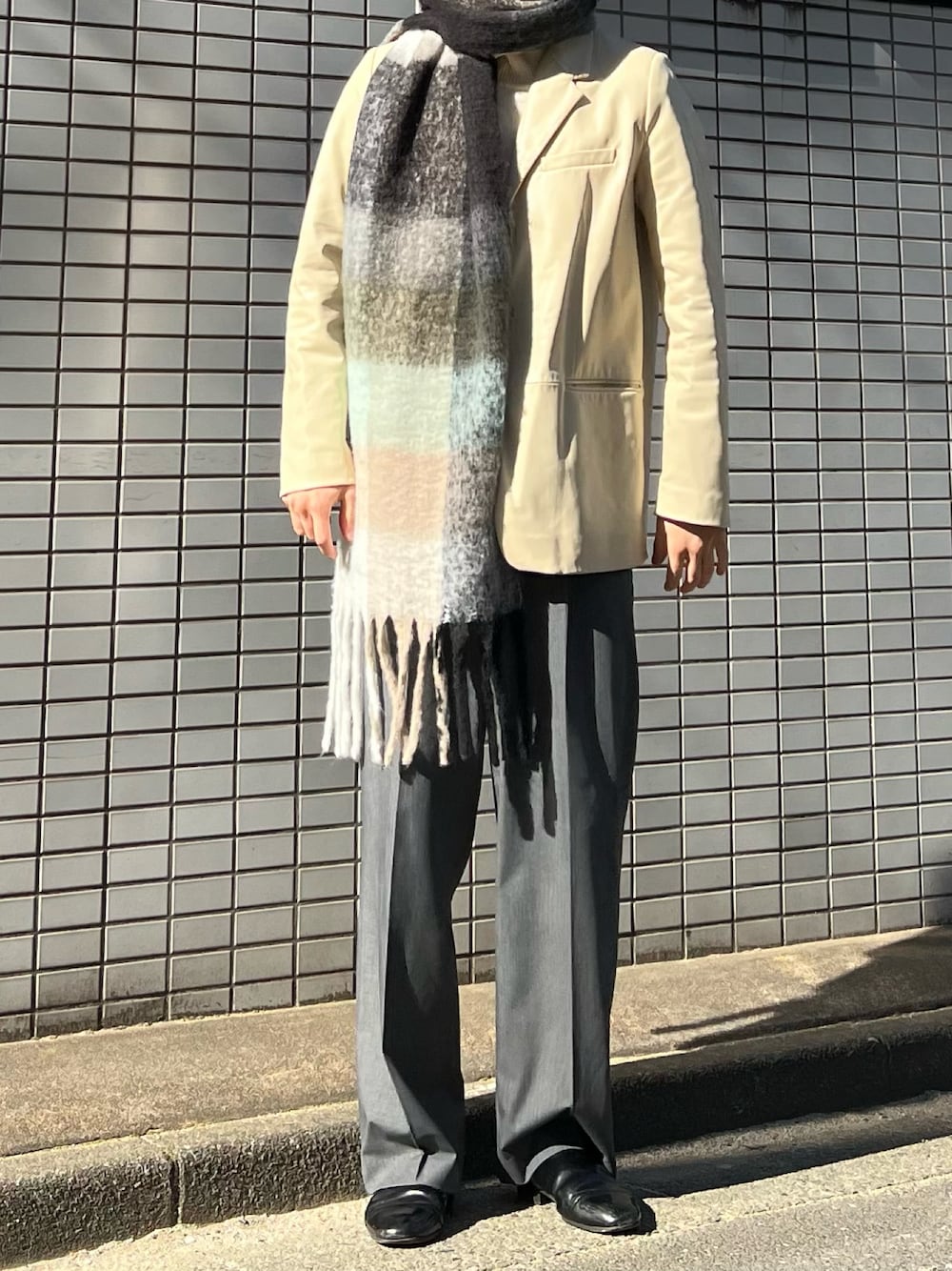 「私の推しブランド、ユニクロ、ZARA、UNIQLO、HARUTA、レザー、レザージャケット、大判ストール、スラックス、フレアパンツ、綺麗めコーデ、海外系ファッション、韓国ファッション」｜「ZARAのアイテム（テーラードジャケット、ベージュ系）」を使った、だいさん（メンズ・177cm）の冬コーディネートの1枚目の写真