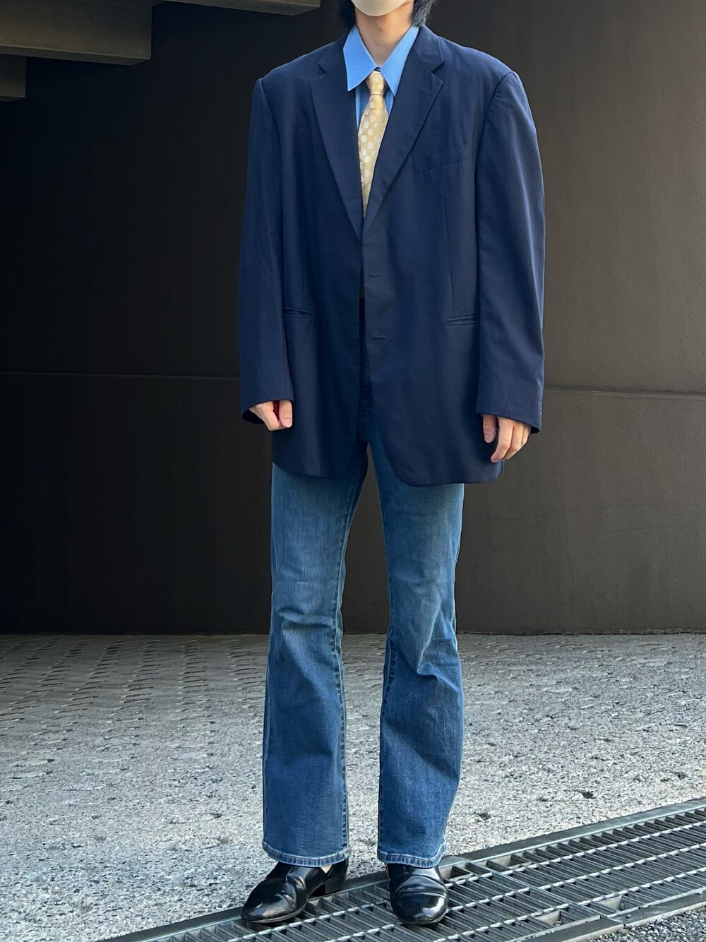 「春服デビュー宣言、ジャケット、ジャケットコーデ、オトナカジュアル、きれいめカジュアル、綺麗めコーデ、デニムパンツ、フレアパンツ、紺ブレ」｜「BURBERRYのアイテム（テーラードジャケット、ブラック系）」を使った、だいさん（メンズ・177cm）の春コーディネートの1枚目の写真