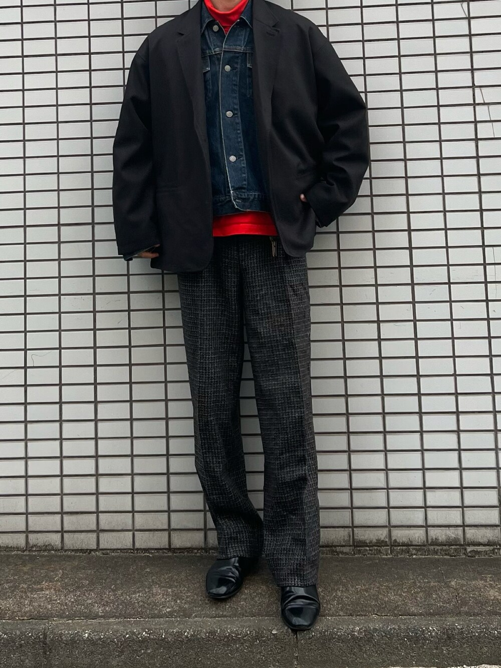 「差し色、差し色(赤)、デニムジャケット、Gジャン、ツイードパンツ、柄パンツ、ジャケット、テーラードジャケット、オーバーサイズ、秋冬コーデ、冬コーデ、タートルネック」｜「UNIQLOのアイテム（デニムジャケット、ブラック系）」を使った、だいさん（メンズ・177cm）の冬コーディネートの1枚目の写真