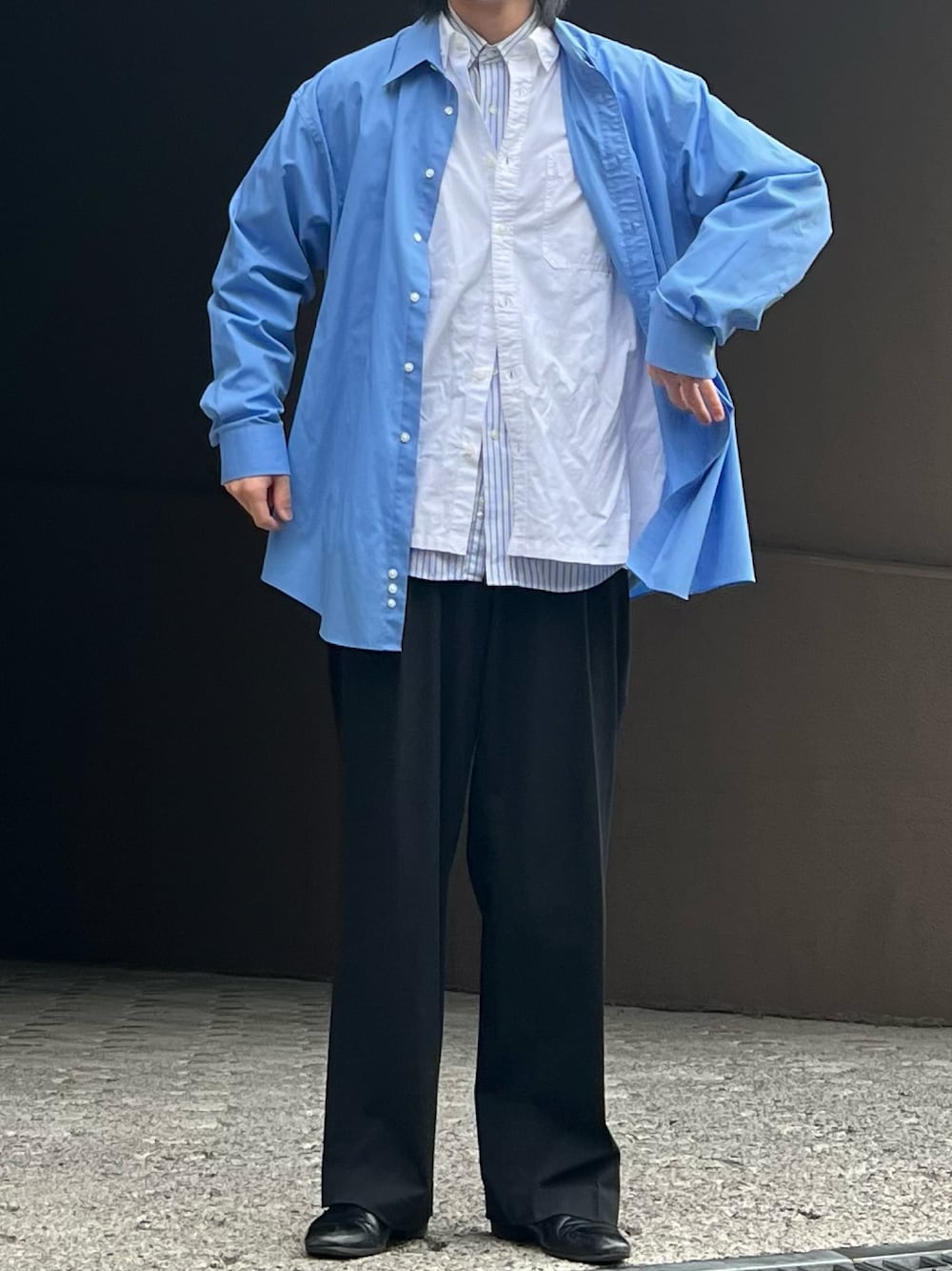 「春服デビュー宣言、春服、春コーデ、シャツスタイル、カラーシャツ、レイヤードスタイル、レイヤード、ストライプシャツ、スラックス、綺麗めコーデ」｜「古着のアイテム（シャツ/ブラウス、ブルー系）」を使った、だいさん（メンズ・177cm）の春コーディネートの1枚目の写真