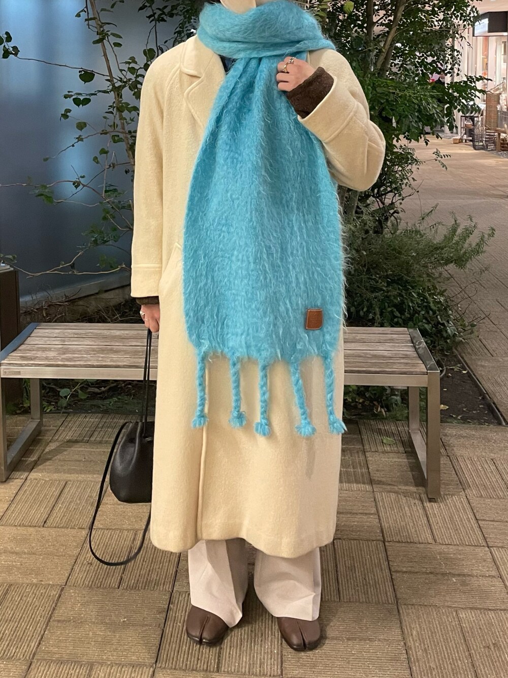 「私の推しブランド、Chikashitsu+、loewe、Maison Margiela、ロエベ、マルジェラ、ワントーンコーデ、大判ストール、足袋ブーツ、フレアパンツ、カラーパンツ、差し色、ロングコート、冬コーデ、冬服」｜「古着のアイテム（チェスターコート、ホワイト系）」を使った、だいさん（メンズ・177cm）の冬コーディネートの1枚目の写真