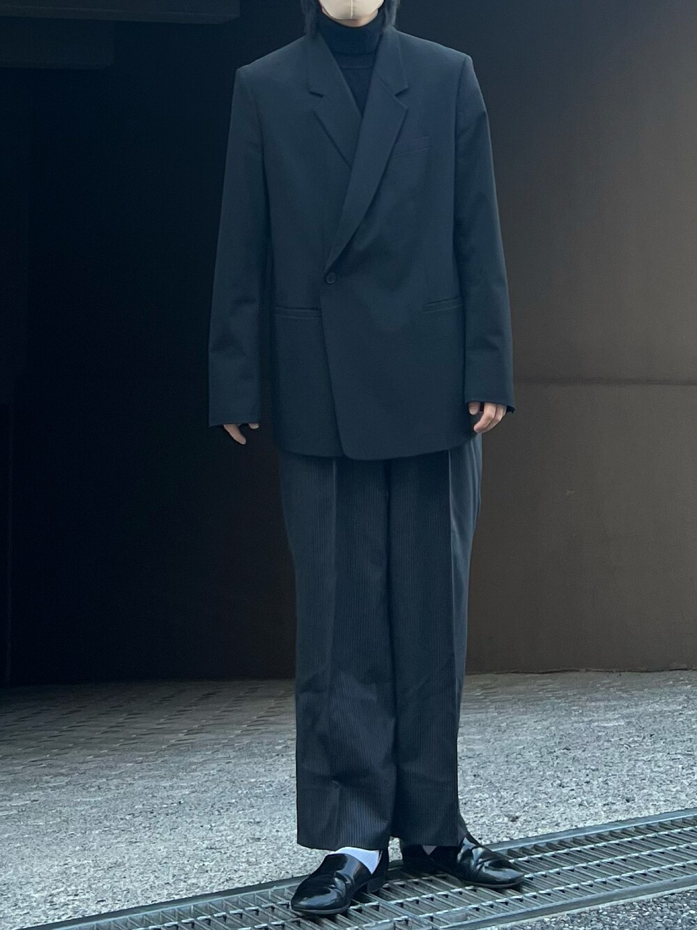 「春服デビュー宣言、モノトーン、モノトーンコーデ、ブラックコーデ、おしゃれさんと繋がりたい、スラックス、ジャケット、ジャケットコーデ、春服、春コーデ、シンプルコーデ」｜「ZARAのアイテム（テーラードジャケット、ブラック系）」を使った、だいさん（メンズ・177cm）の春コーディネートの1枚目の写真