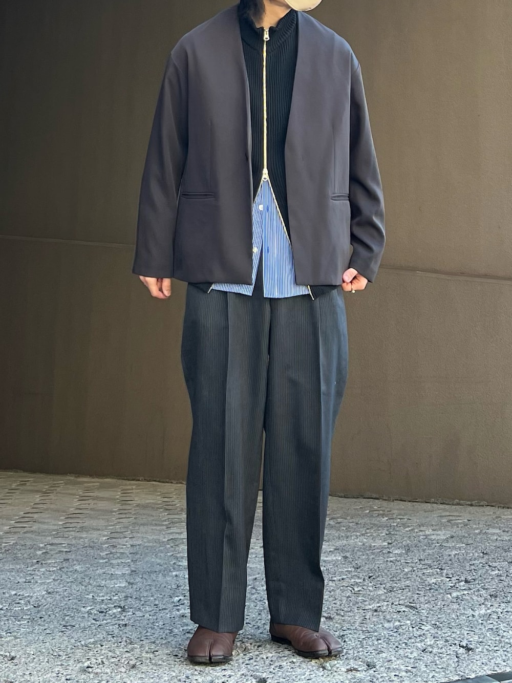 「春服デビュー宣言、春服、春服コーデ、春コーデ、綺麗めコーデ、レイヤード、レイヤードコーデ、スラックス、ストライプ、ストライプシャツ、ストライプパンツ、ドライバーズニット」｜「WYM LIDNMのアイテム（ノーカラージャケット、ブラック系）」を使った、だいさん（メンズ・177cm）の春コーディネートの1枚目の写真