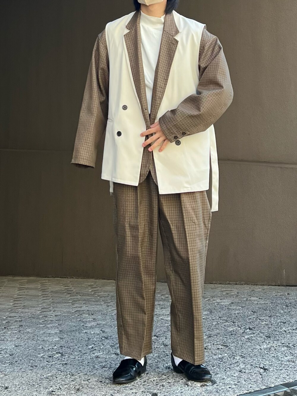 「春服デビュー宣言、春服、春服コーデ、春コーデ、セットアップ、ジレ、ベスト、綺麗めコーデ、レイヤード、レイヤードコーデ、ビックシルエット」｜「FREAK'S STOREのテックツイル ジャケットセットアップ / オーバーサイズ / ジャケット＆パンツ（テーラードジャケット、その他）」を使った、だいさん（メンズ・177cm）の春コーディネートの1枚目の写真