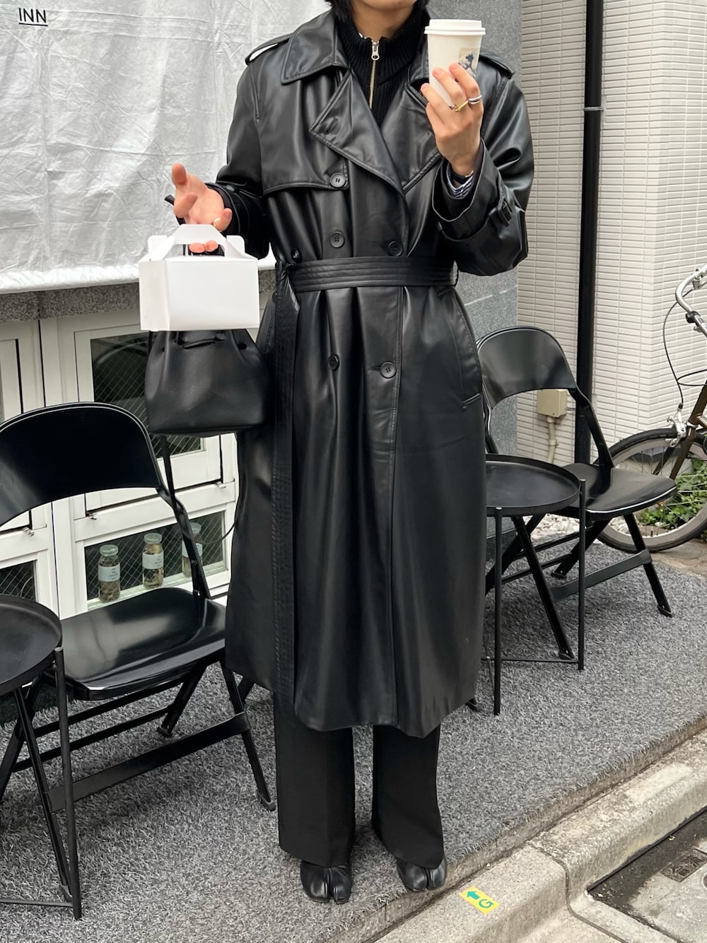 「春服デビュー宣言、ブラックコーデ、モノトーンコーデ、きれいめカジュアル、モード、レザーコート、レザー、マルジェラ、足袋ブーツ、綺麗めコーデ」｜「FREAK'S STOREのFREAK'S STORE/フリークスストア 【洗えるニット】畔編み ジップニットベスト/ニットベスト/ドライバーズベスト（ベスト、ブラック系）」を使った、だいさん（メンズ・177cm）の春コーディネートの1枚目の写真