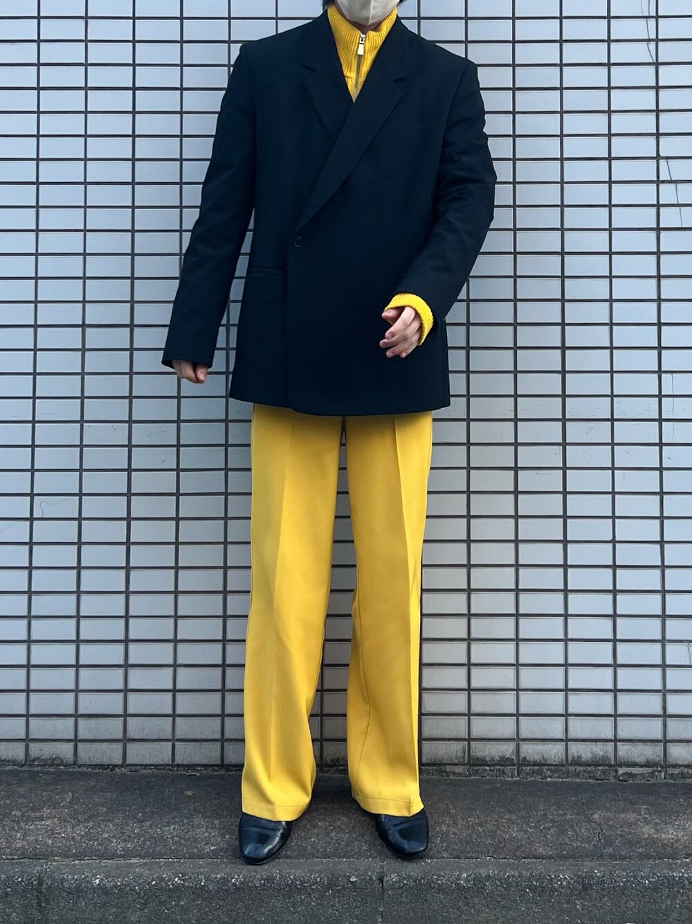 「イエロー、カラーパンツ、ジャケット、テーラードジャケット、レイヤード、レイヤードスタイル、差し色、差し色(黄色)、冬コーデ、秋冬コーデ」｜「ENDER PRODUCTSのビックシルエット 畦編みドライバーズニット 2022 WINTER【ENDER PRODUCTS/エンダープロダクツ】（ニット/セーター、イエロー系）」を使った、だいさん（メンズ・177cm）の冬コーディネートの1枚目の写真