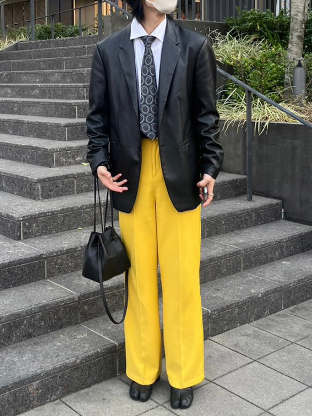 「春服デビュー宣言、春服、春コーデ、綺麗めコーデ、レザージャケット、ジャケット、ジャケットスタイル、ネクタイ、ネクタイコーデ、シンプルコーデ、カラーパンツ」｜「ZARAのアイテム（テーラードジャケット、ブラック系）」を使った、だいさん（メンズ・177cm）の春コーディネートの1枚目の写真