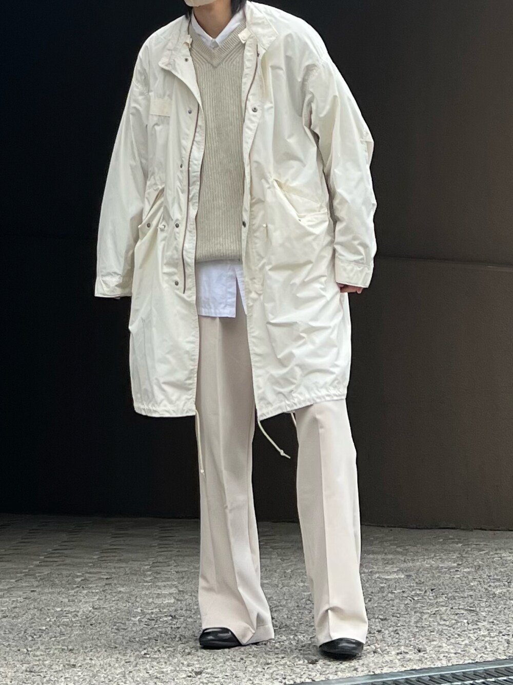 「春服デビュー宣言、春服、春服コーデ、春コーデ、シンプル、ワントーンコーデ、ホワイトコーデ、ミリタリー、ミリタリーコーデ、カラーパンツ、ホワイトパンツ、フレアパンツ、レイヤード、レイヤードスタイル」｜「coenの【ユニセックス】［洗える］撥水M-65TYPE モッズコート（WEB限定カラー）（モッズコート、ホワイト系）」を使った、だいさん（メンズ・177cm）の春コーディネートの1枚目の写真