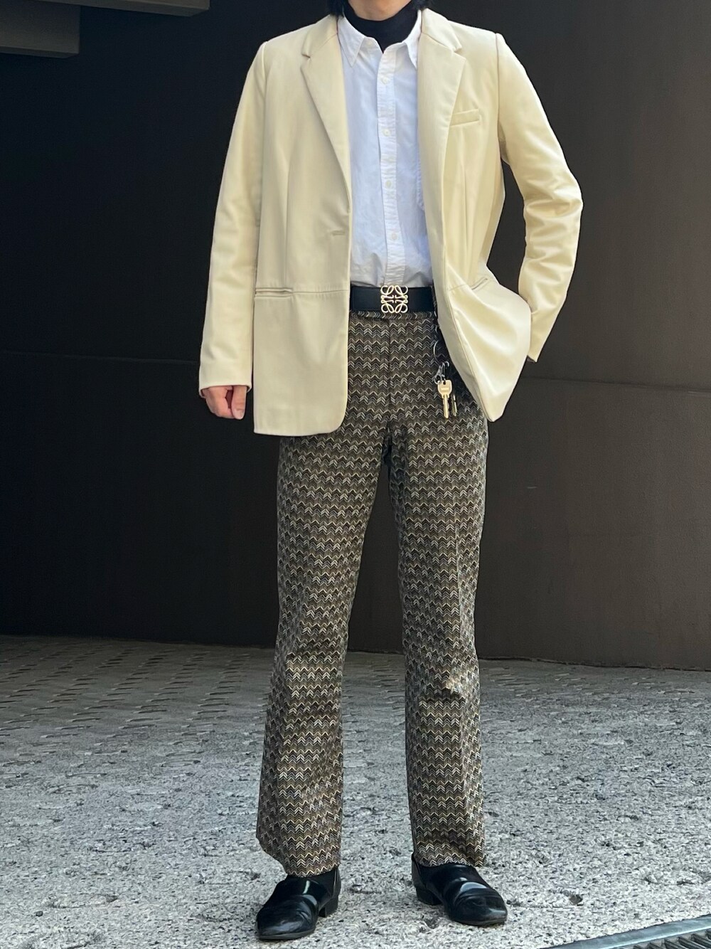 「春服デビュー宣言、春服、春コーデ、レザー、レザージャケット、ジャケット、ジャケットスタイル、ホワイトレザー、フレアパンツ、柄パンツ、大人コーデ」｜「ZARAのアイテム（テーラードジャケット、ベージュ系）」を使った、だいさん（メンズ・177cm）の春コーディネートの1枚目の写真